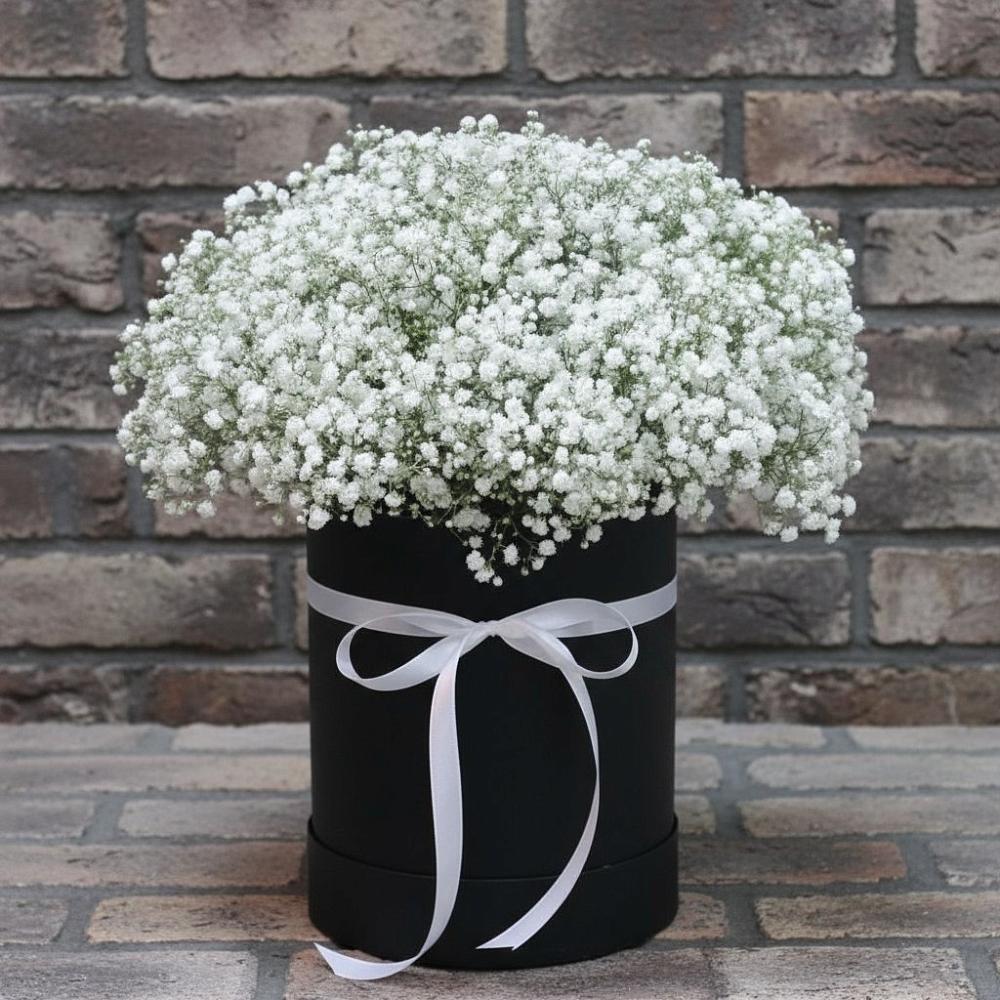 Цветочная композиция из Гипсофила в шляпной коробке в Панино