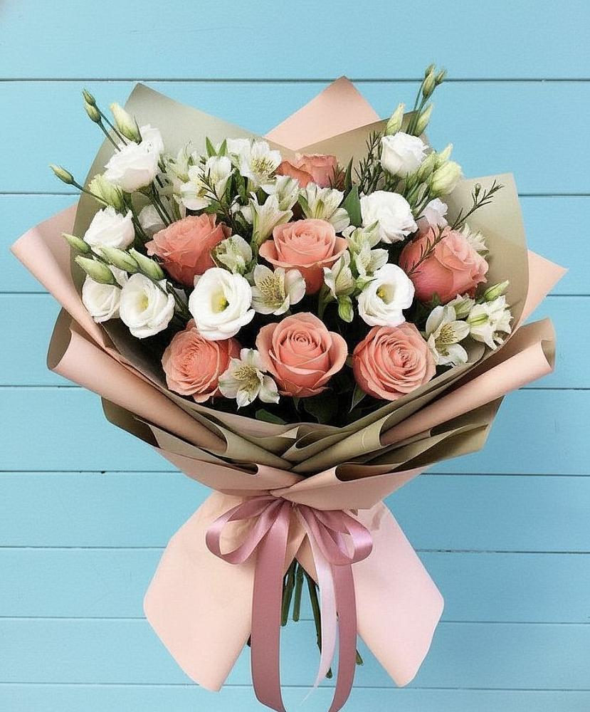 Букет цветов из: Розы, Альстромерии и Лизиантусы в Панино