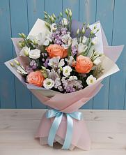 Букет цветов из:  Лизиантусы, Розы, Альстромерии и Гипсофила в Панино