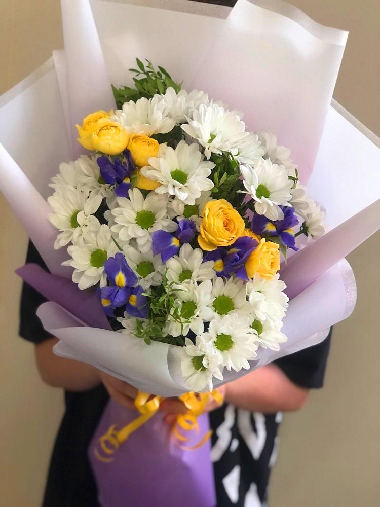 Букет цветов из: Ирисы, Хризантемы и Розы в Панино