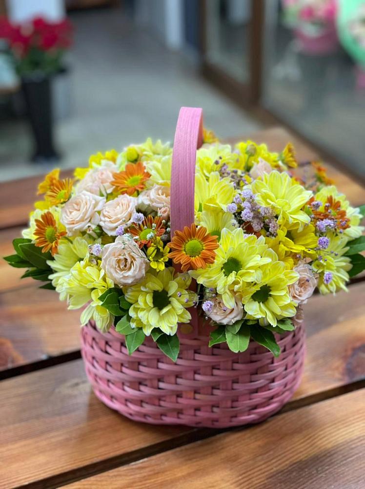 Цветочная композиция из Хризантемы и Розы в корзине в Панино