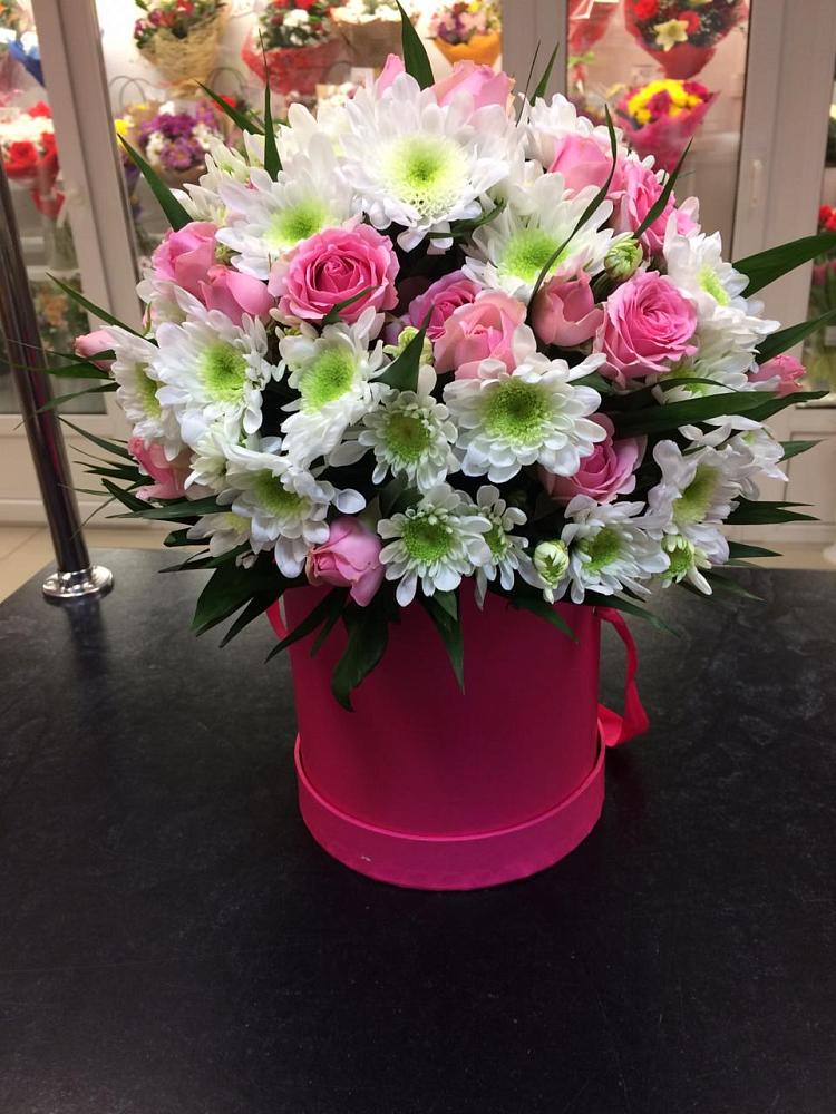 Цветочная композиция из Розы и Хризантемы в шляпной коробке в Панино