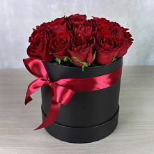 Цветочная композиция из Розы в шляпной коробке в Панино